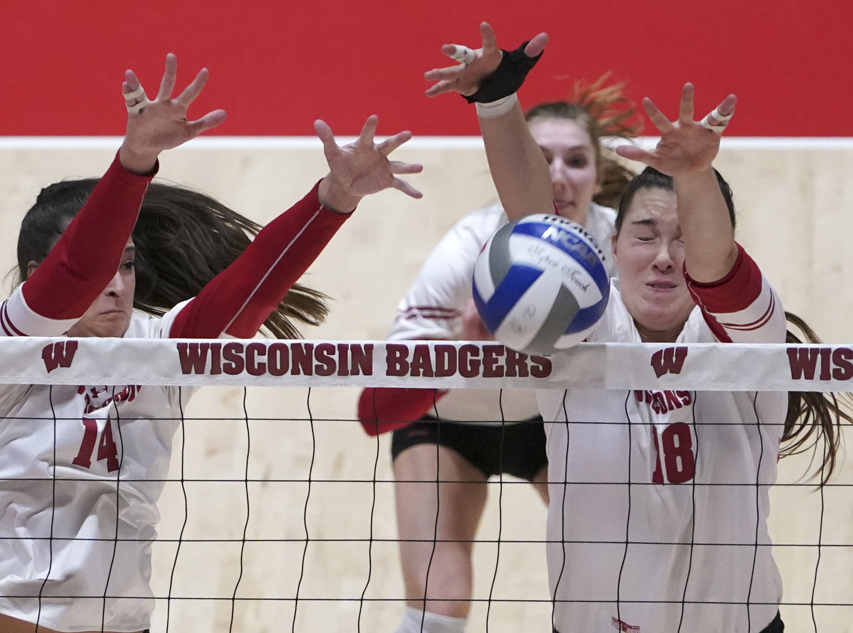 2019-10-13-UW vs MN Volleyball 03-10132019172053
